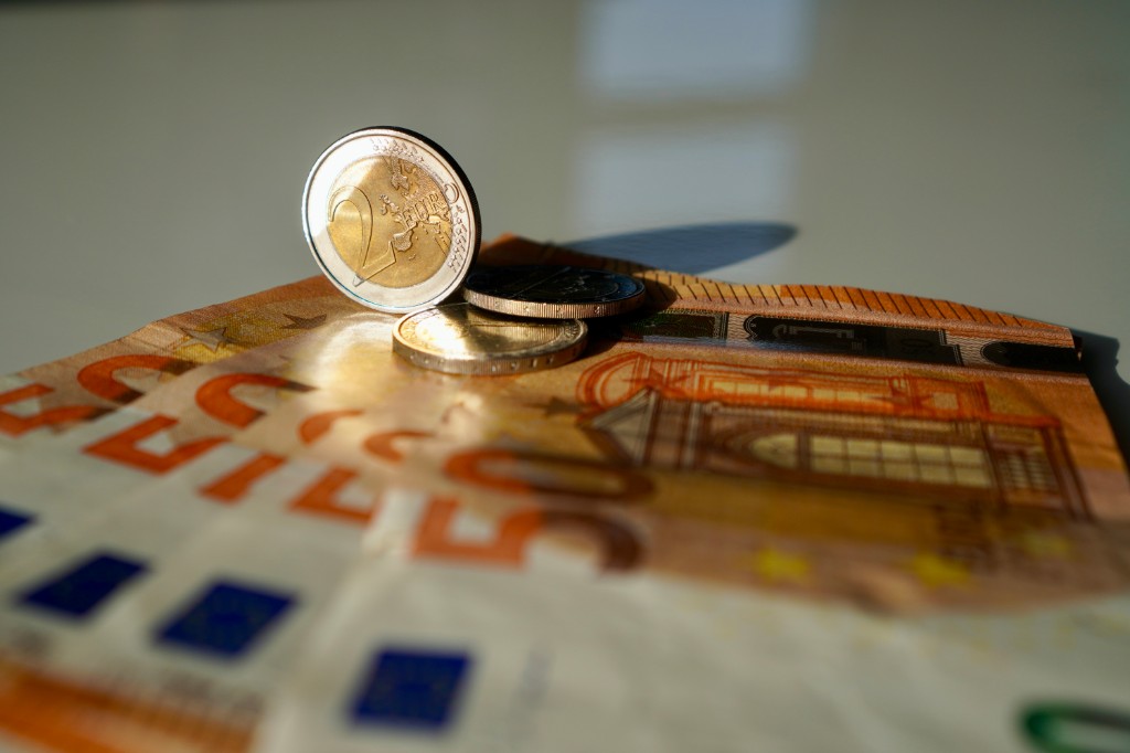 Illustrazione del contesto economico: monete e banconote euro