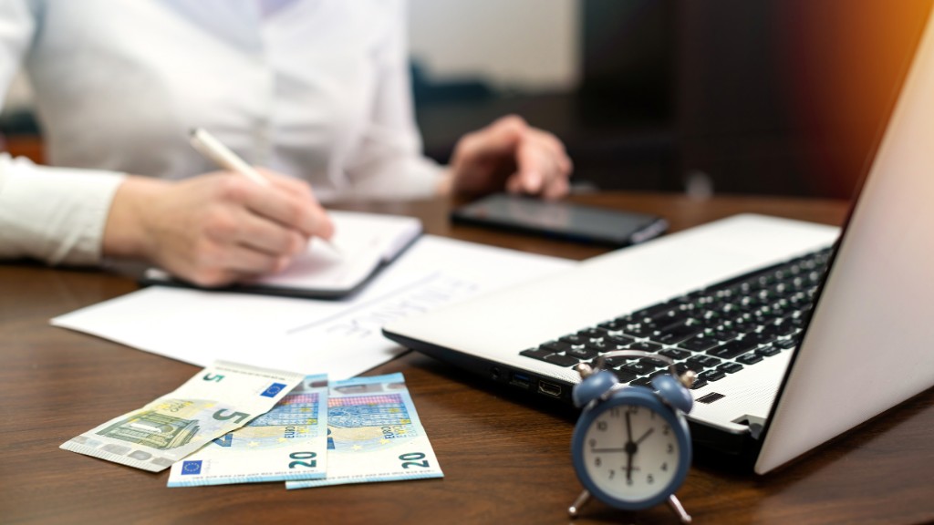 Postazione di lavoro con documenti e pianificazione professionale